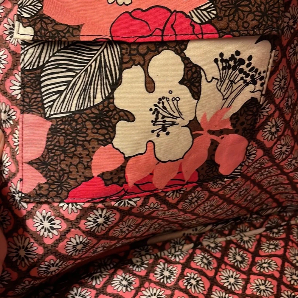 New without tags-Vera Bradley laptop bag. Pin flower pattern